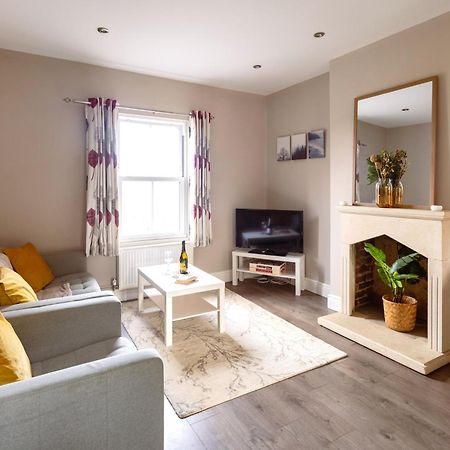 Family Home In Central Guildford With Parking Exterior foto