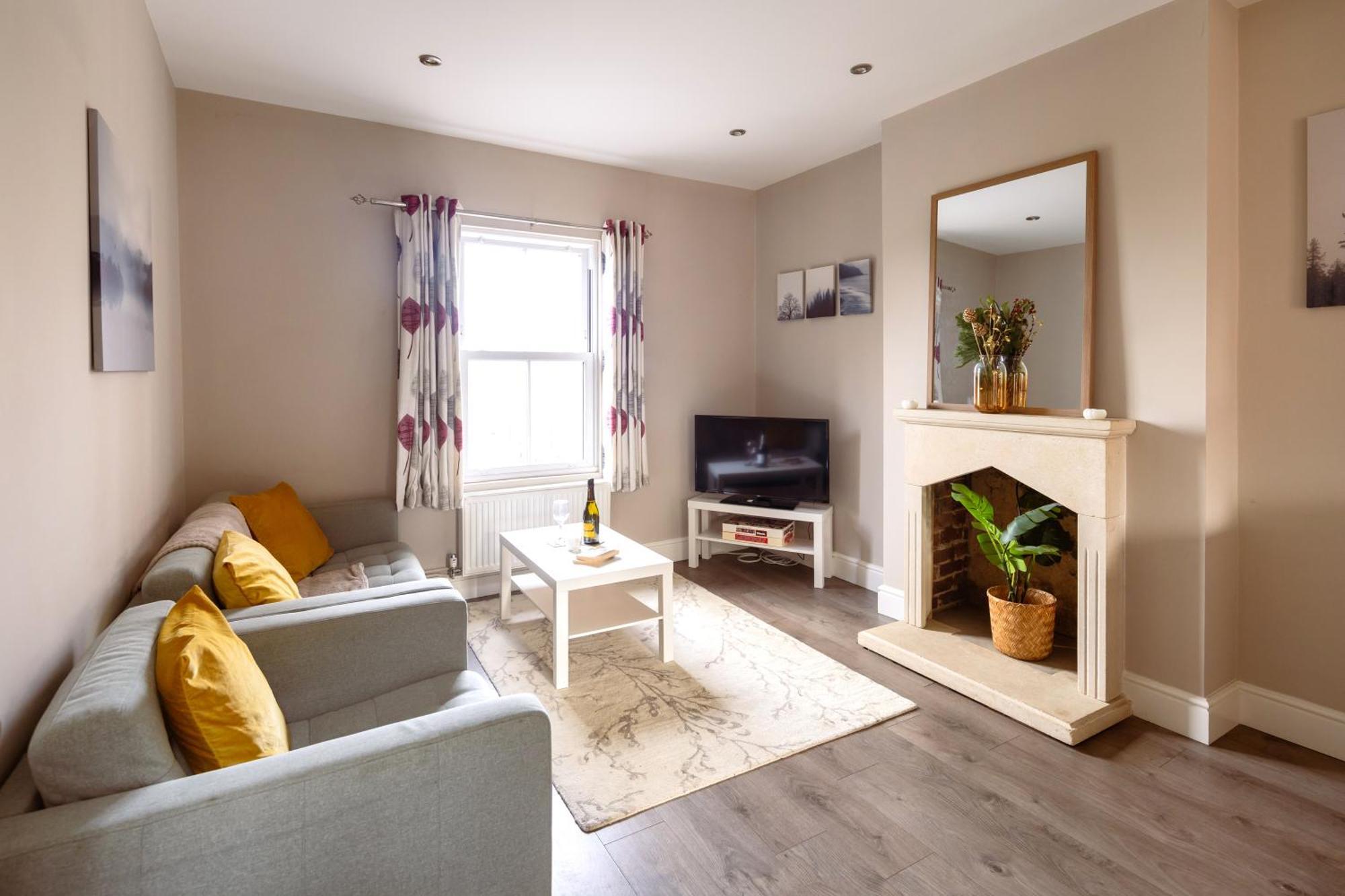 Family Home In Central Guildford With Parking Exterior foto