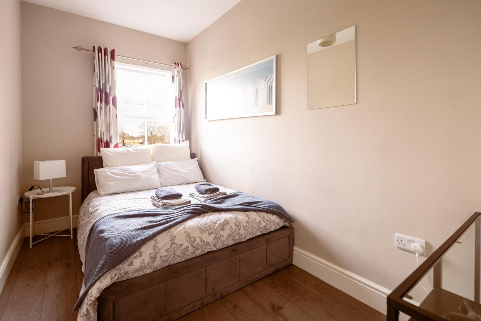 Family Home In Central Guildford With Parking Exterior foto